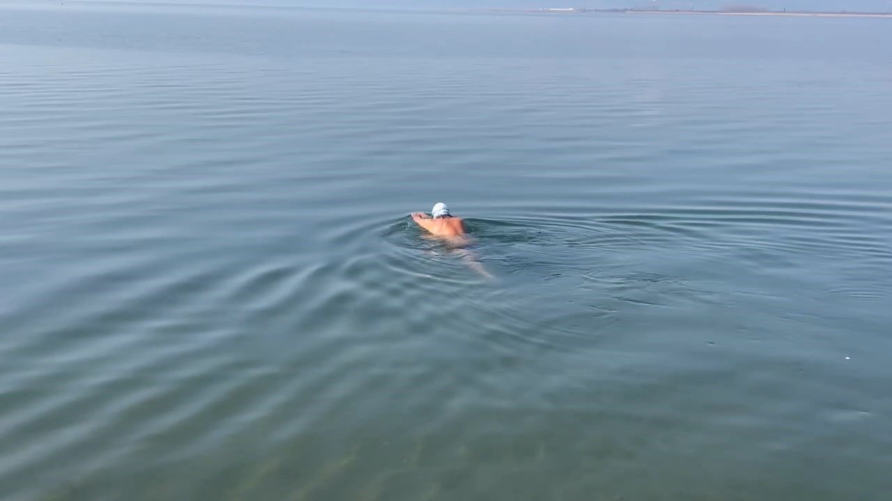 Kış soğuğuna aldırmadan İznik Gölü’ne girdiler