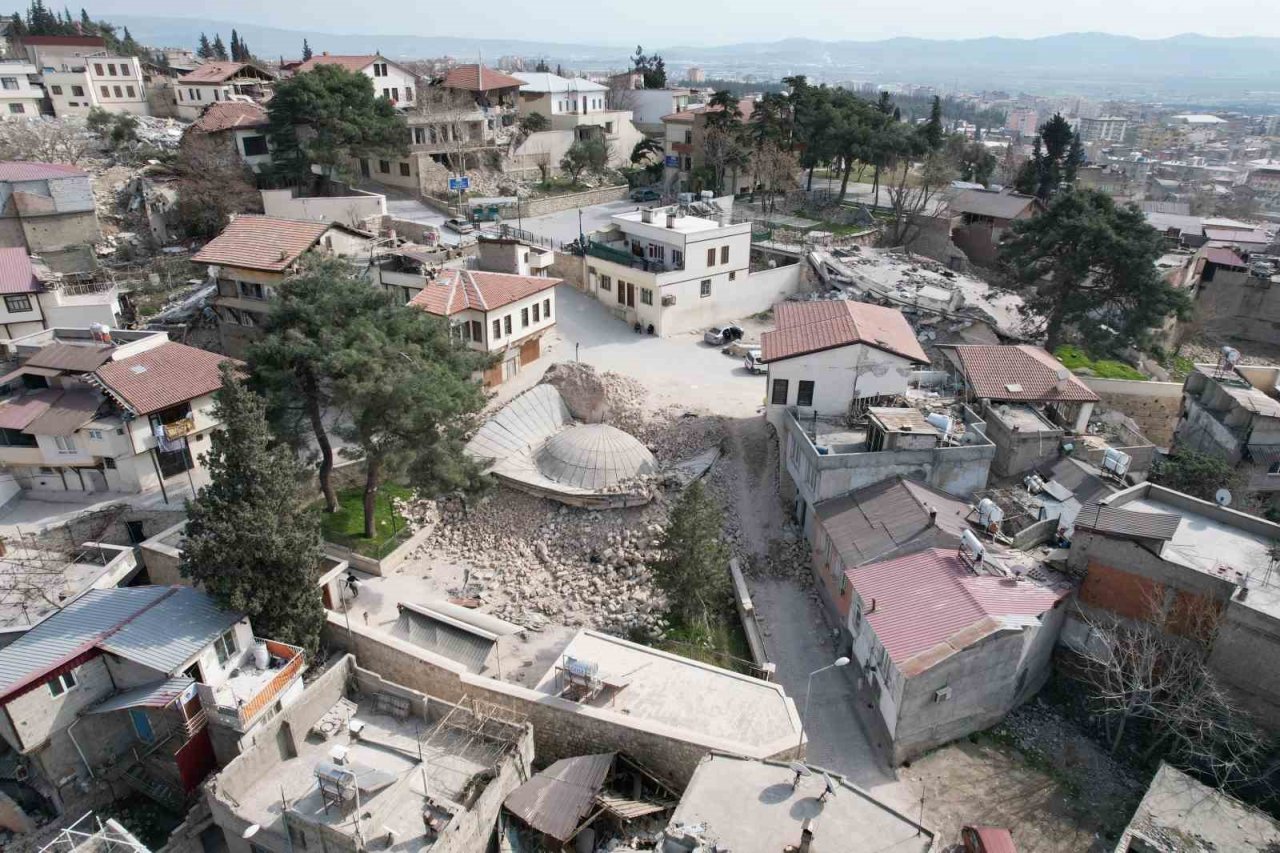 Fransız top mermisinin yıkmadığı cami depremde yıkıldı