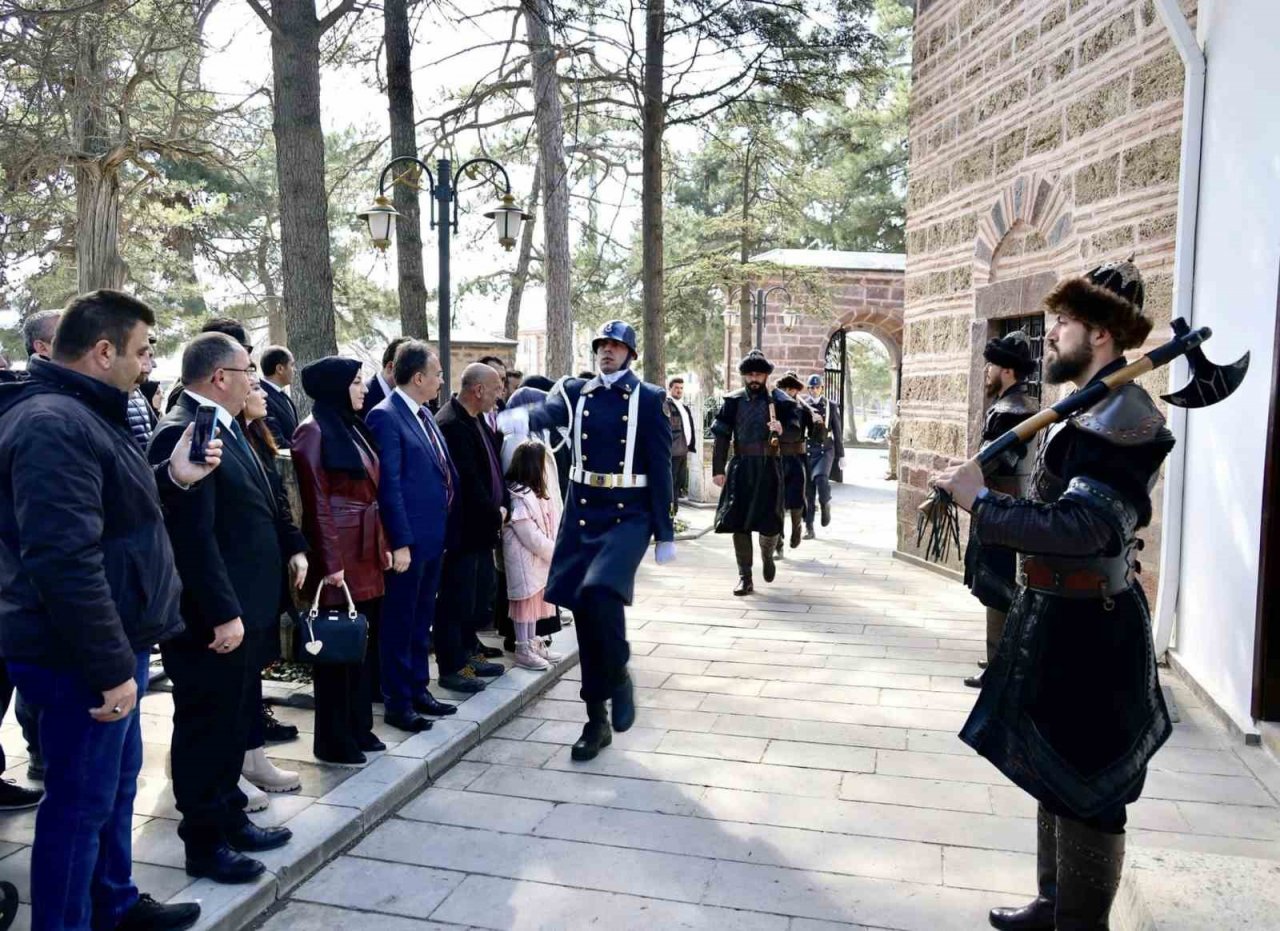 Depremzedeler Ertuğrul Gazi Türbesi’nde saygı nöbetini izledi