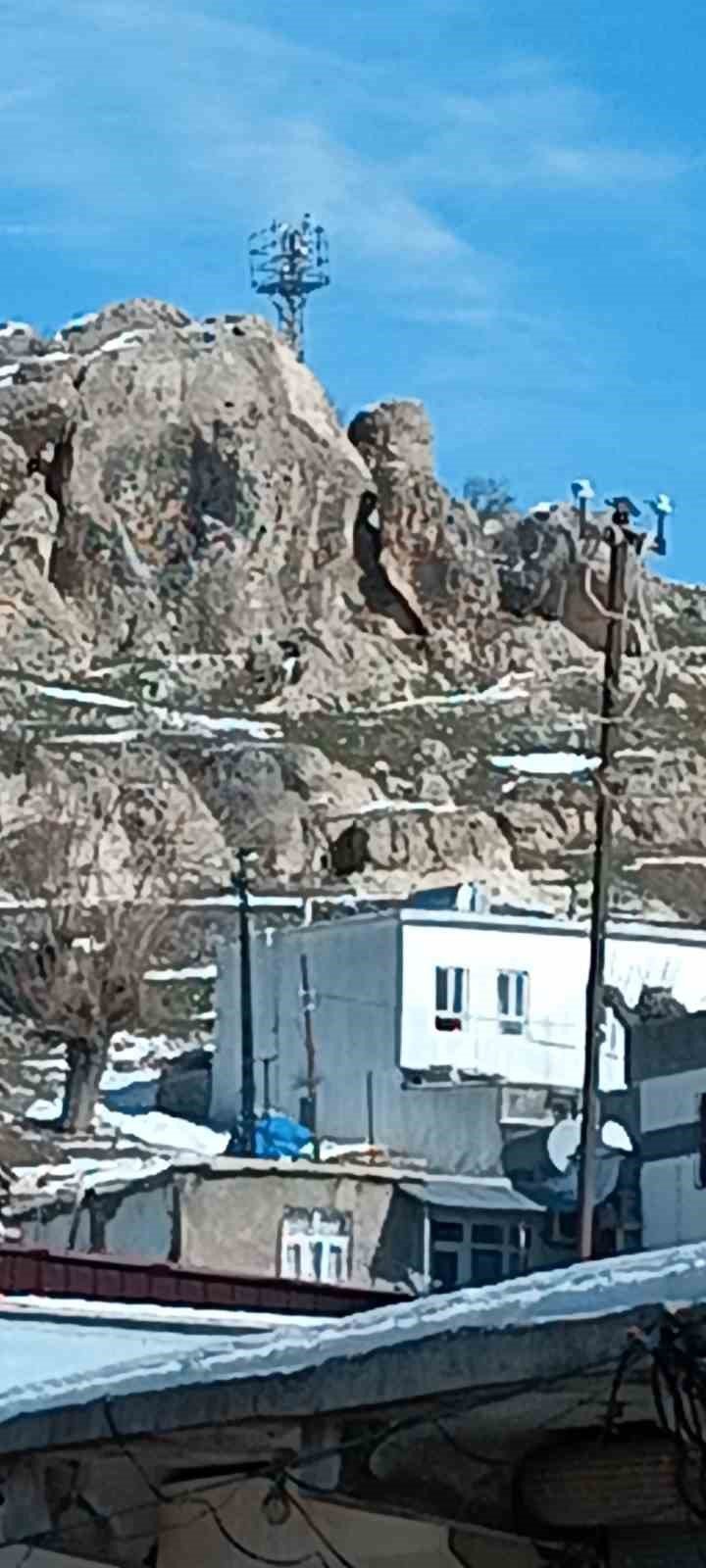 Tehlike oluşturan kaya parçaları için çalışma başlatıldı