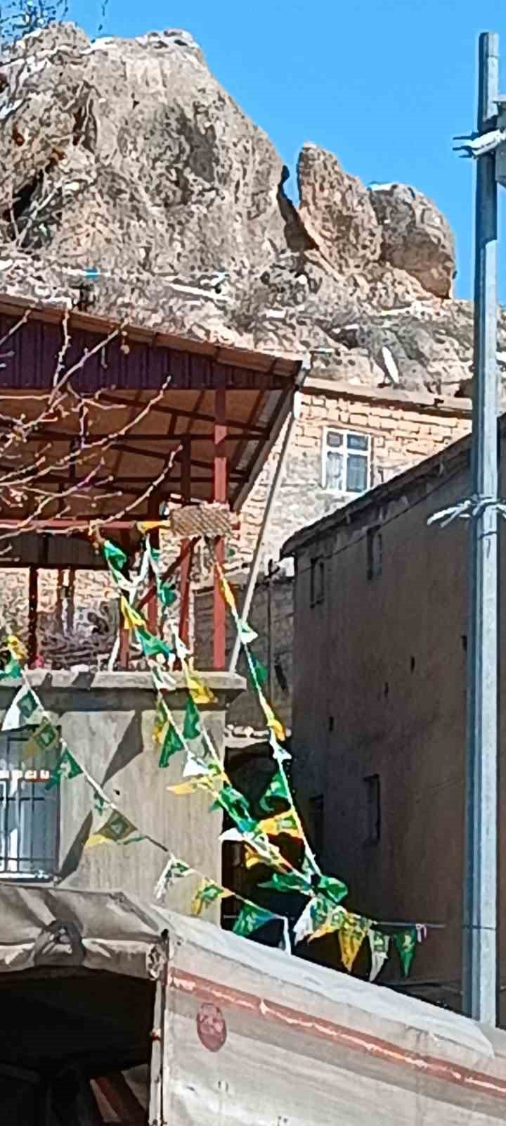 Tehlike oluşturan kaya parçaları için çalışma başlatıldı