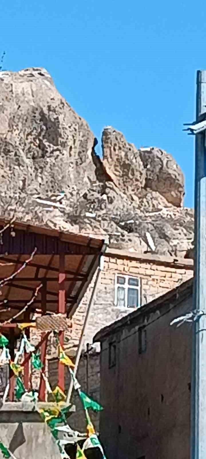 Tehlike oluşturan kaya parçaları için çalışma başlatıldı