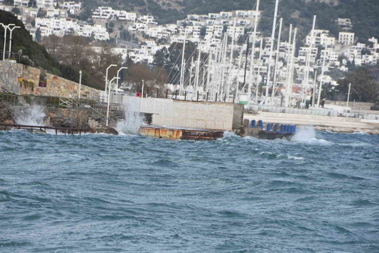 Feribot seferlerine fırtına engeli