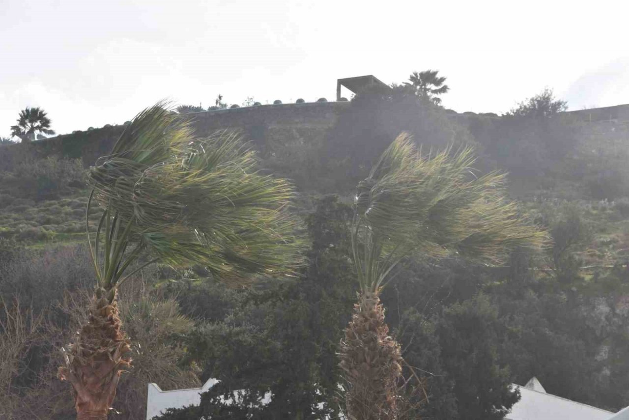 Feribot seferlerine fırtına engeli