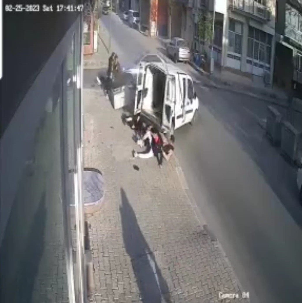İzmir’de kazada savrulan aracın yayalara çarptığı anlar kamerada