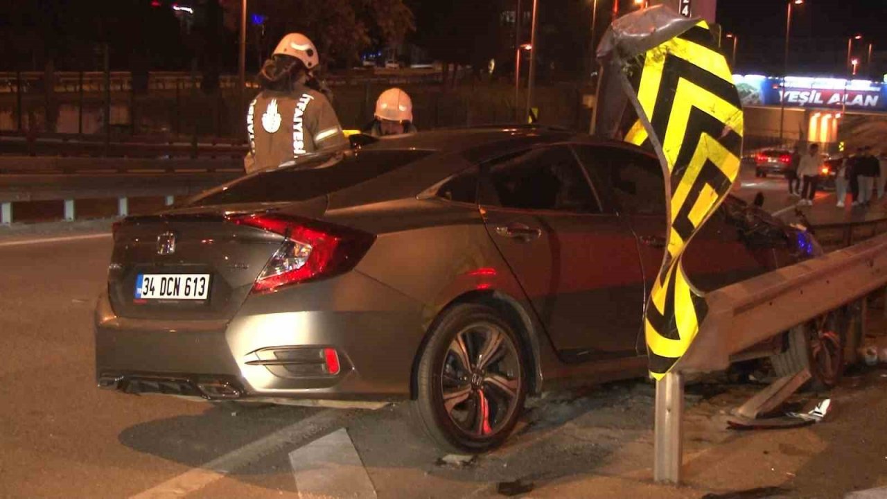 Kadıköy’de otomobil bariyere ok gibi saplandı: 3 yaralı