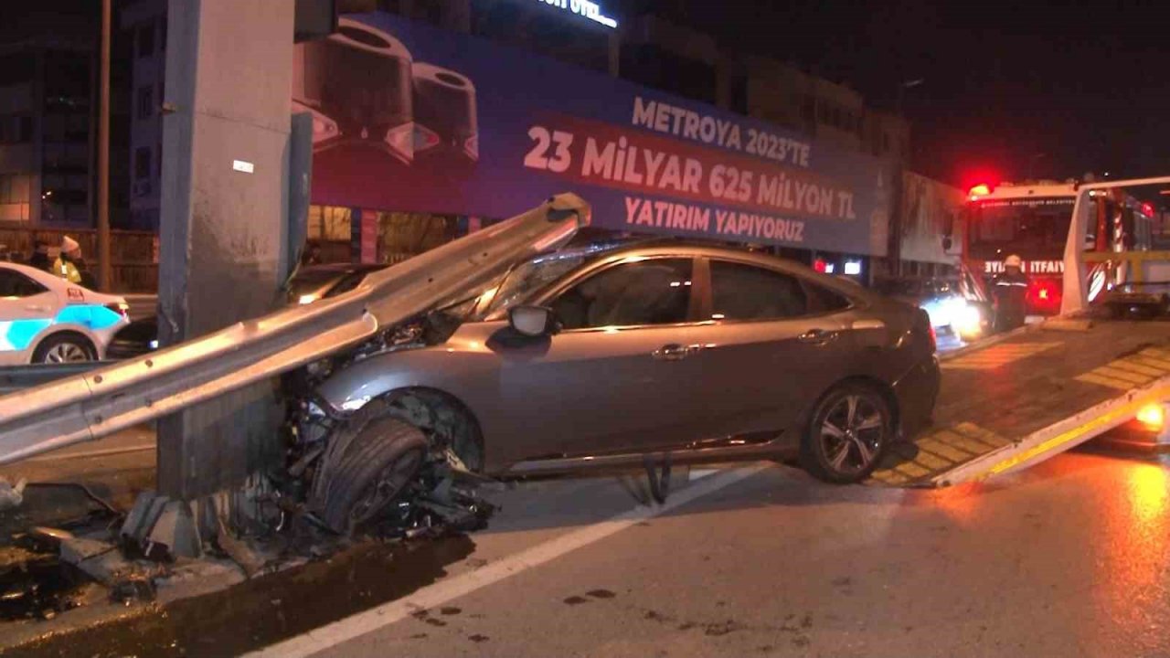 Kadıköy’de otomobil bariyere ok gibi saplandı: 3 yaralı