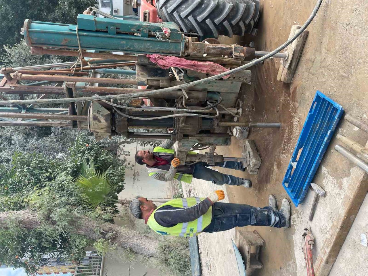 Adana’da yıkılan 11 binanın zemininden örnekler alınıyor