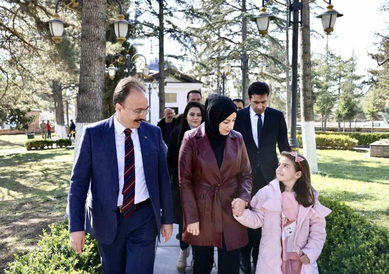 Depremzedeler Ertuğrul Gazi Türbesi’nde saygı nöbetini izledi