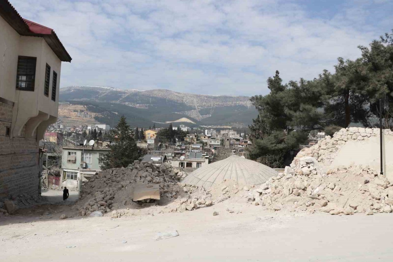 Fransız top mermisinin yıkmadığı cami depremde yıkıldı