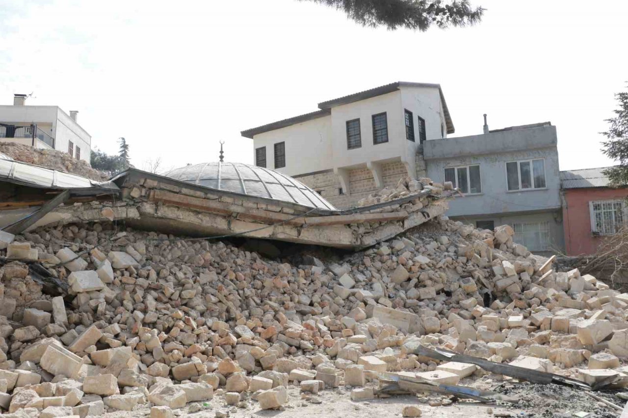 Fransız top mermisinin yıkmadığı cami depremde yıkıldı