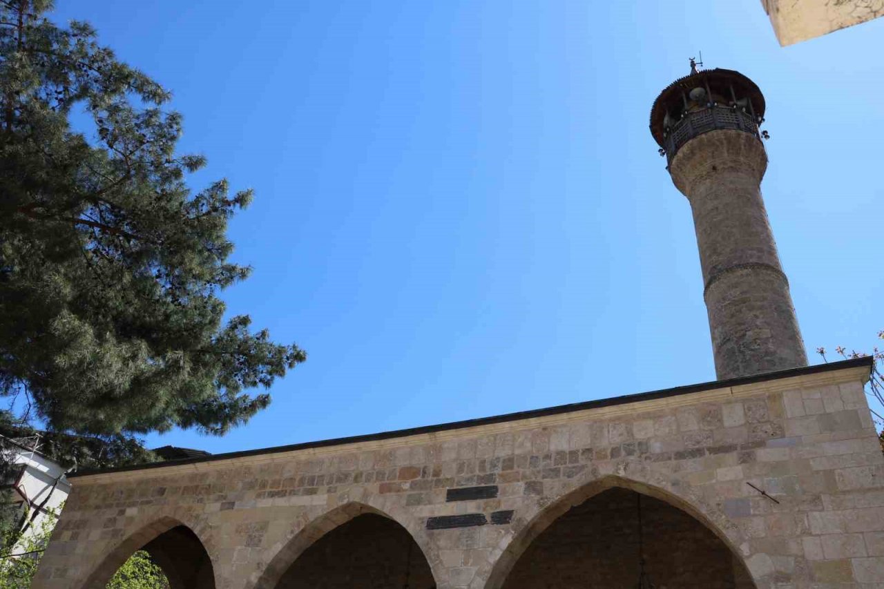 Fransız top mermisinin yıkmadığı cami depremde yıkıldı