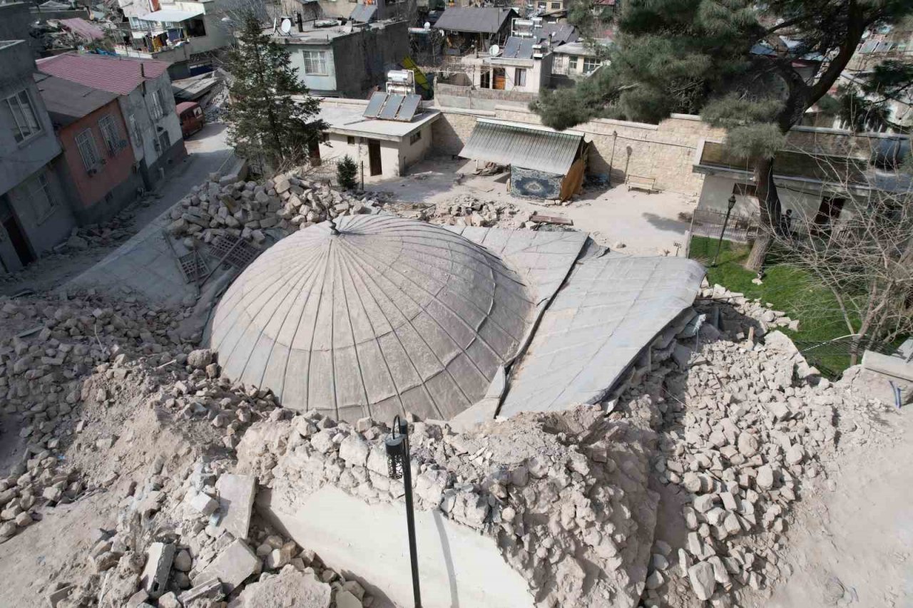 Fransız top mermisinin yıkmadığı cami depremde yıkıldı