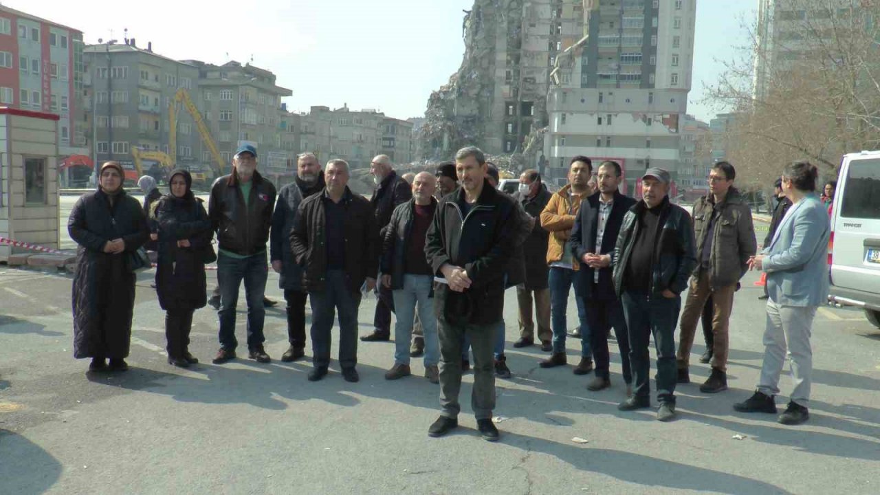 Yıkılan binanın sakinleri yardım bekliyor