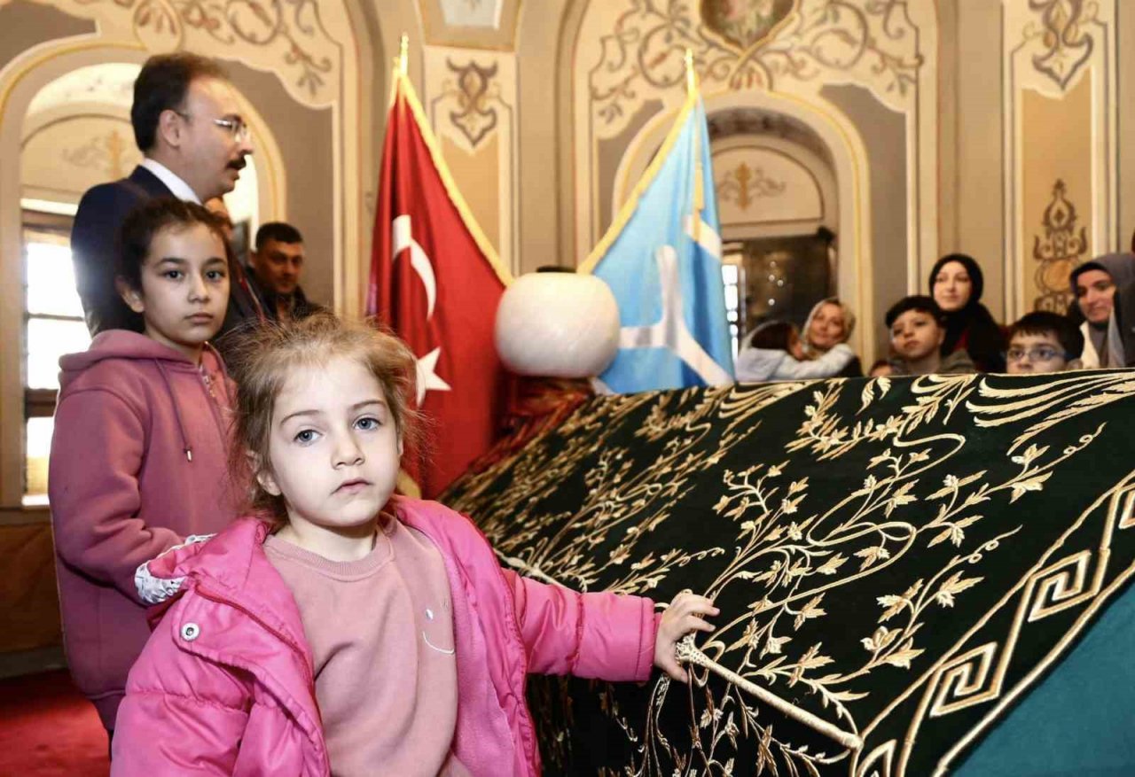 Depremzedeler Ertuğrul Gazi Türbesi’nde saygı nöbetini izledi