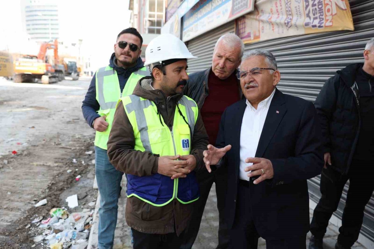 Başkan Büyükkılıç Yurtlarda Kalan Depremzedeleri Ziyaret Etti