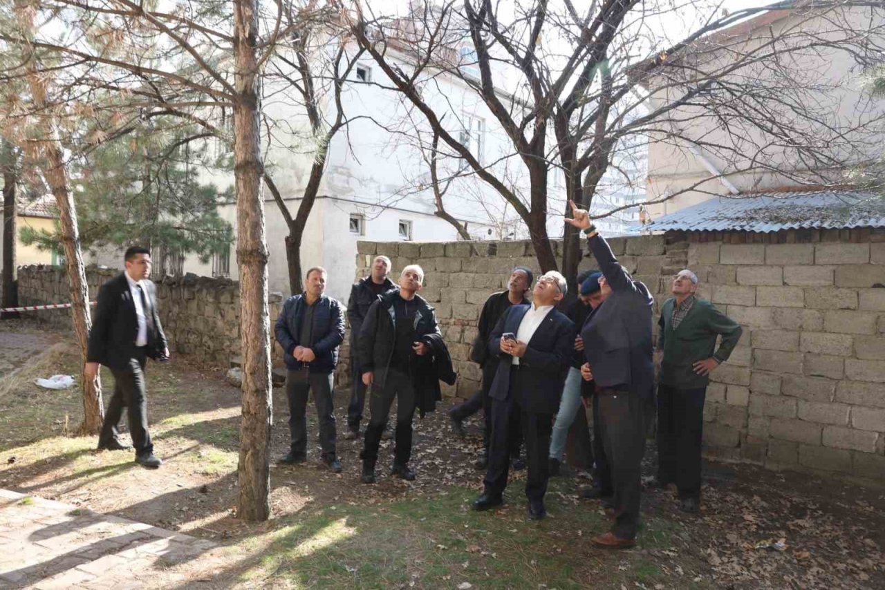 Başkan Büyükkılıç Yurtlarda Kalan Depremzedeleri Ziyaret Etti