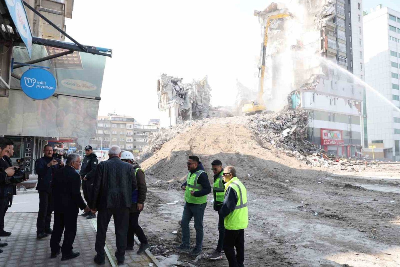 Başkan Büyükkılıç Yurtlarda Kalan Depremzedeleri Ziyaret Etti