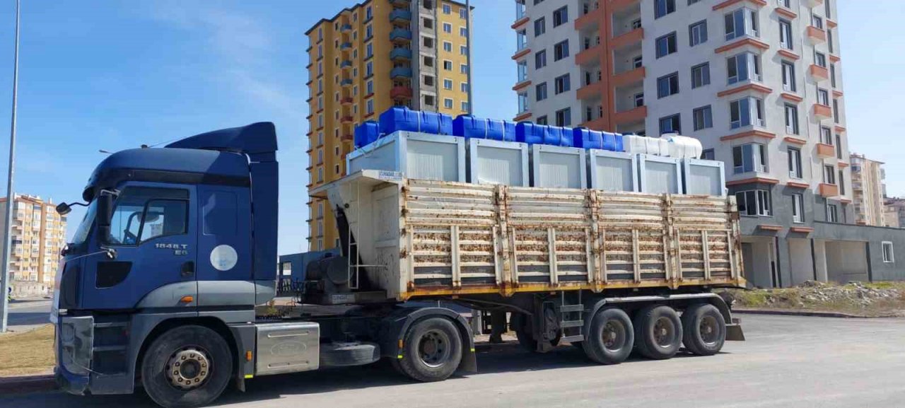 Deprem bölgesine 10 konteyner ev ve 2 iş makinesi kepçe daha