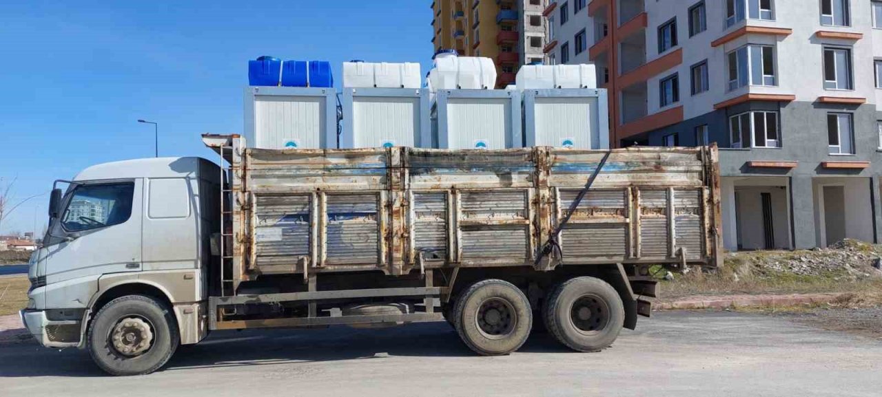 Deprem bölgesine 10 konteyner ev ve 2 iş makinesi kepçe daha