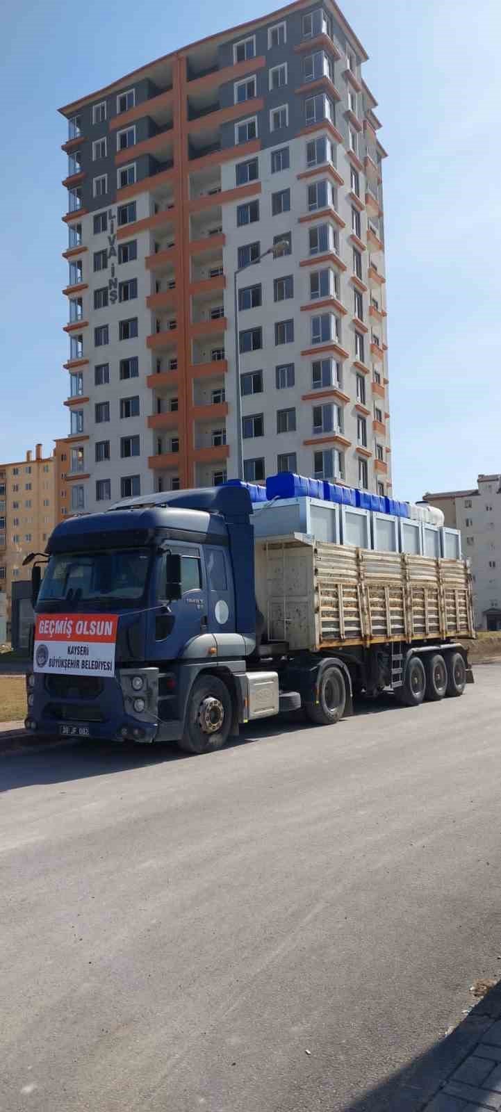 Deprem bölgesine 10 konteyner ev ve 2 iş makinesi kepçe daha