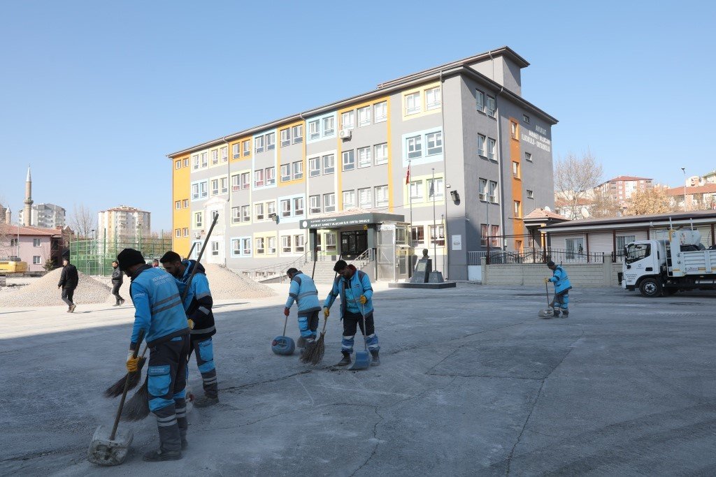 Başkan Çolakbayrakdar, Depremde Hasar Gören Yapıların Yıkım Çalışmalarını Kontrol Etti