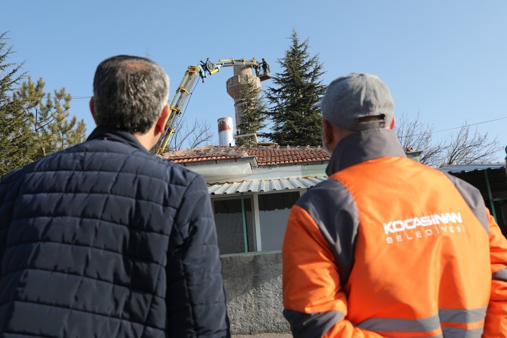 Başkan Çolakbayrakdar, Depremde Hasar Gören Yapıların Yıkım Çalışmalarını Kontrol Etti