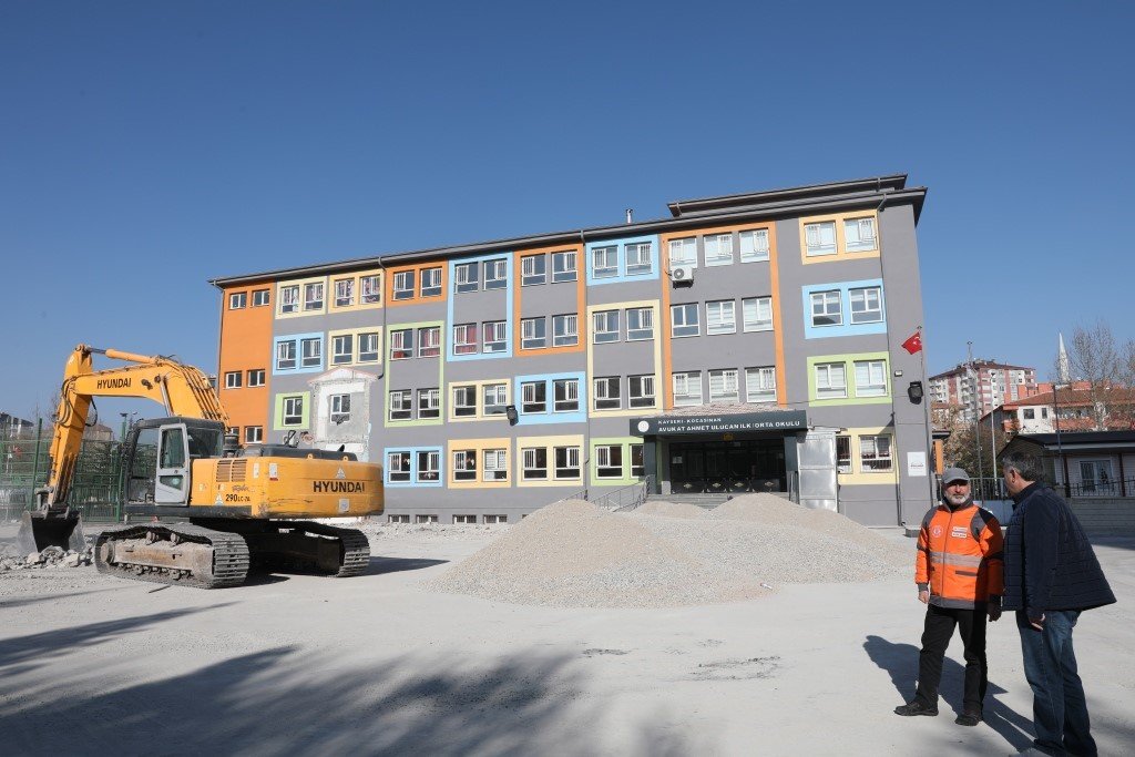 Başkan Çolakbayrakdar, Depremde Hasar Gören Yapıların Yıkım Çalışmalarını Kontrol Etti