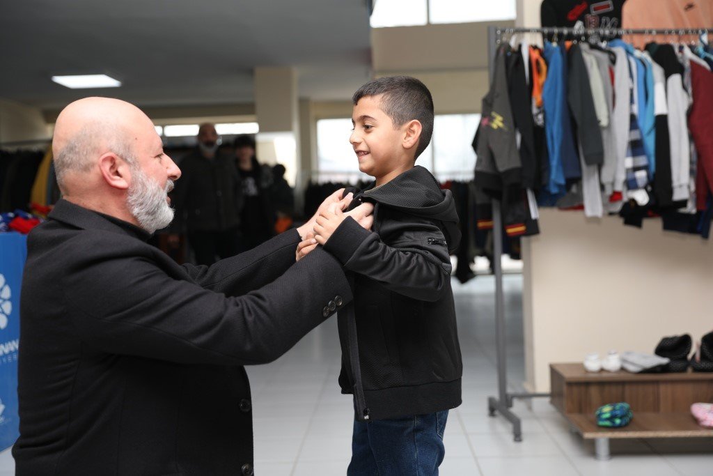 Sosyal market, depremzedelere özel hizmet veriyor