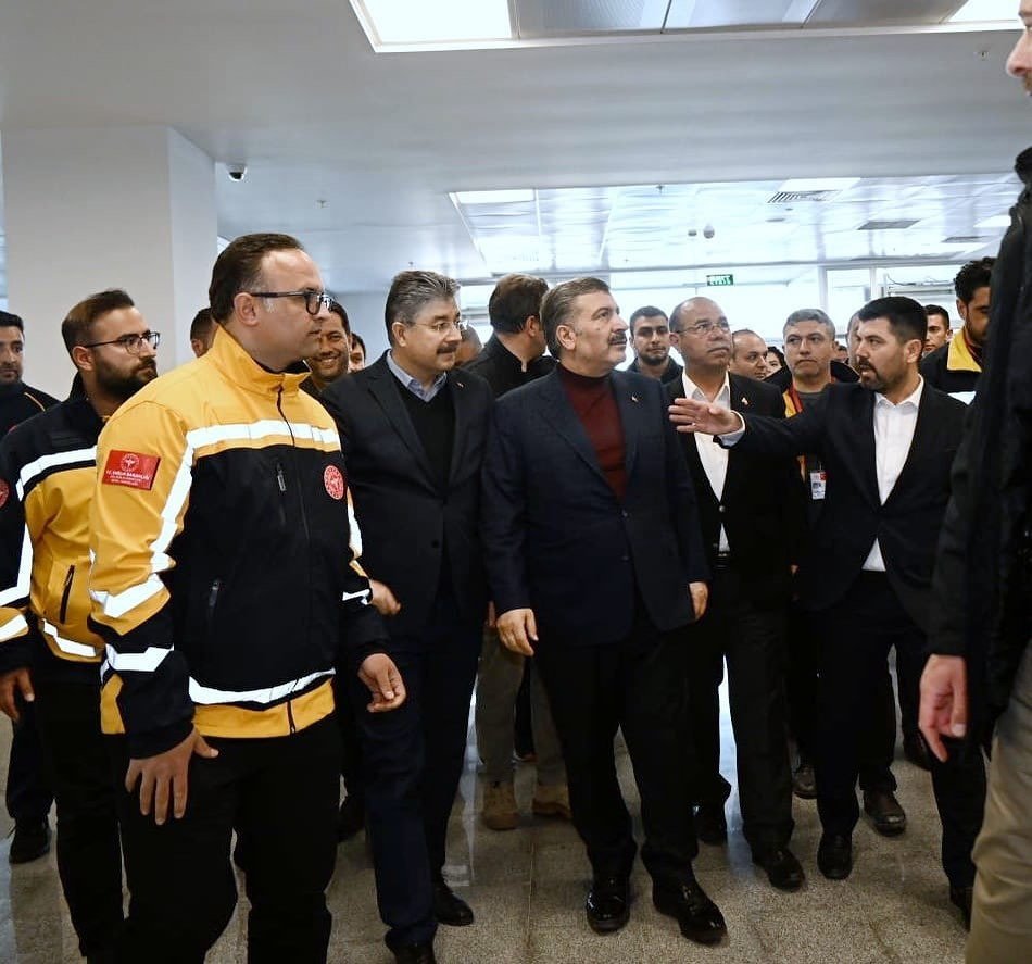 Sağlık Bakanı Koca, Osmaniye’de depremzedeleri ziyaret etti