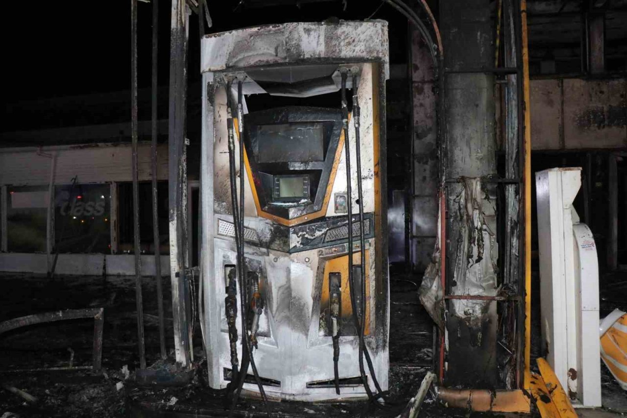 Akaryakıt istasyonu alev alev yandı, ekipler söndürmek için seferber oldu