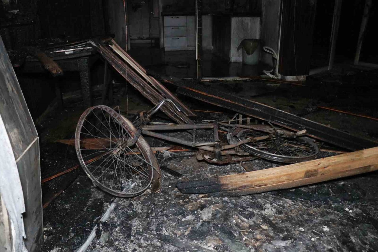 Akaryakıt istasyonu alev alev yandı, ekipler söndürmek için seferber oldu