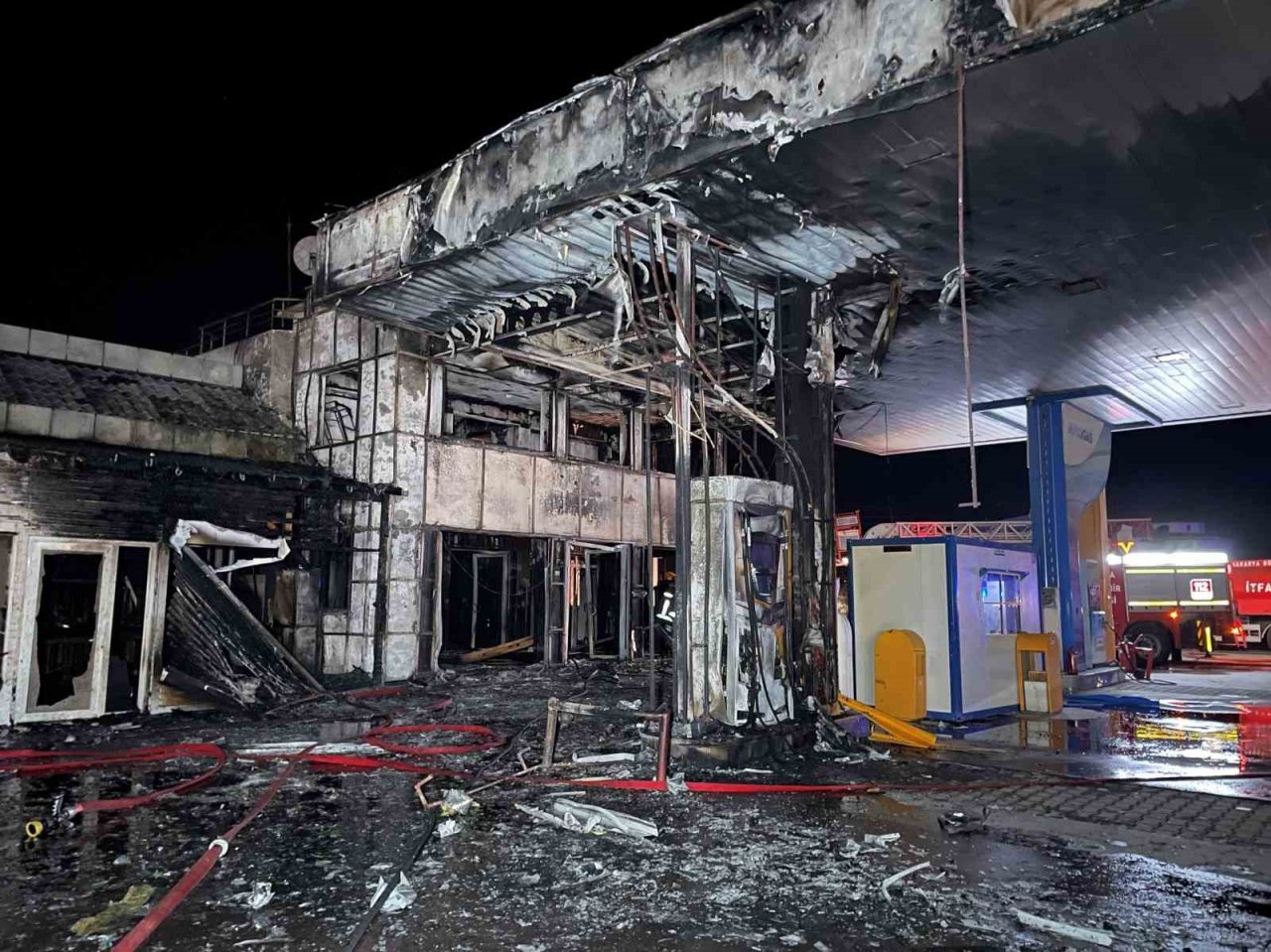 Akaryakıt istasyonu alev alev yandı, ekipler söndürmek için seferber oldu