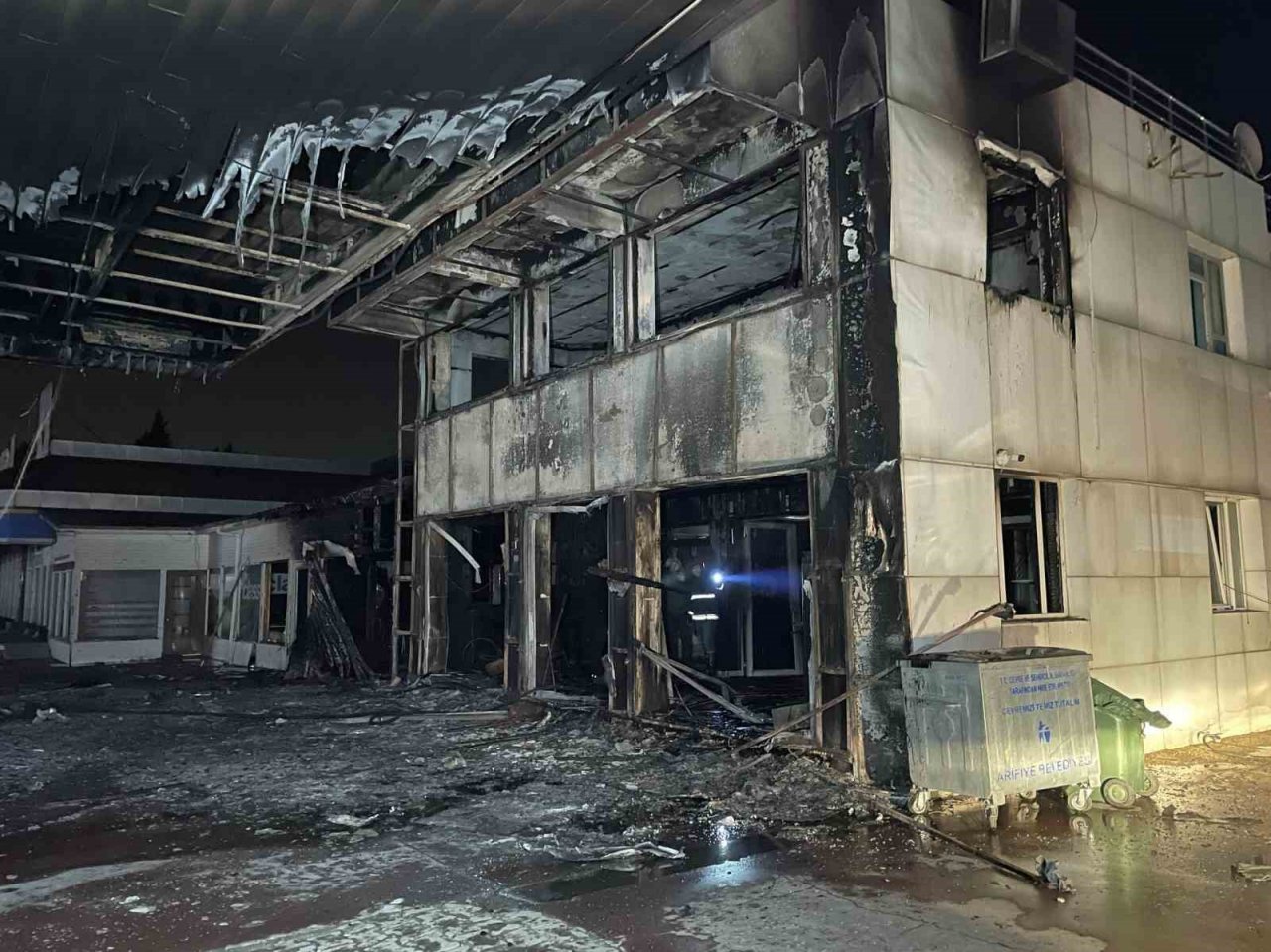 Akaryakıt istasyonu alev alev yandı, ekipler söndürmek için seferber oldu