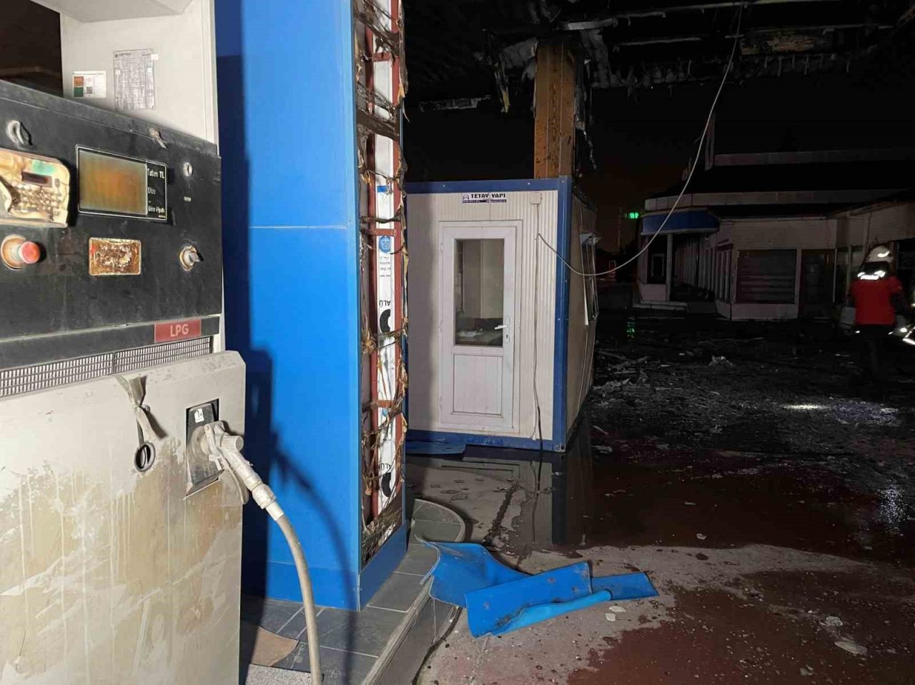 Akaryakıt istasyonu alev alev yandı, ekipler söndürmek için seferber oldu