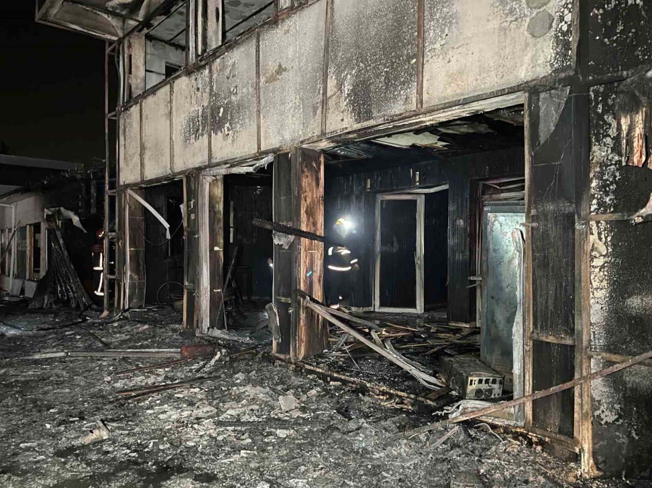 Akaryakıt istasyonu alev alev yandı, ekipler söndürmek için seferber oldu