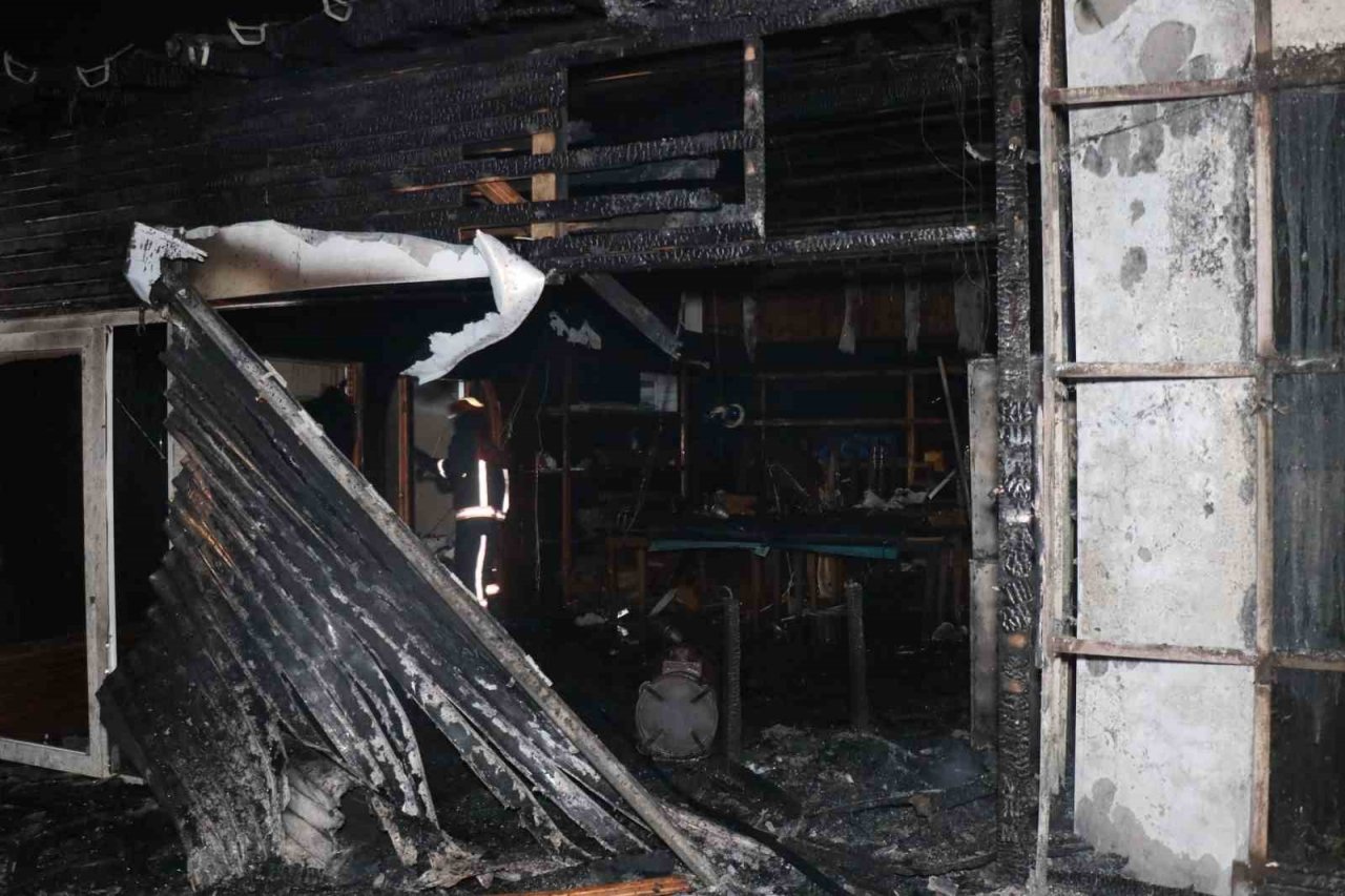 Akaryakıt istasyonu alev alev yandı, ekipler söndürmek için seferber oldu