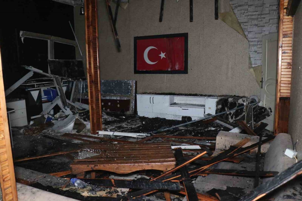 Akaryakıt istasyonu alev alev yandı, ekipler söndürmek için seferber oldu