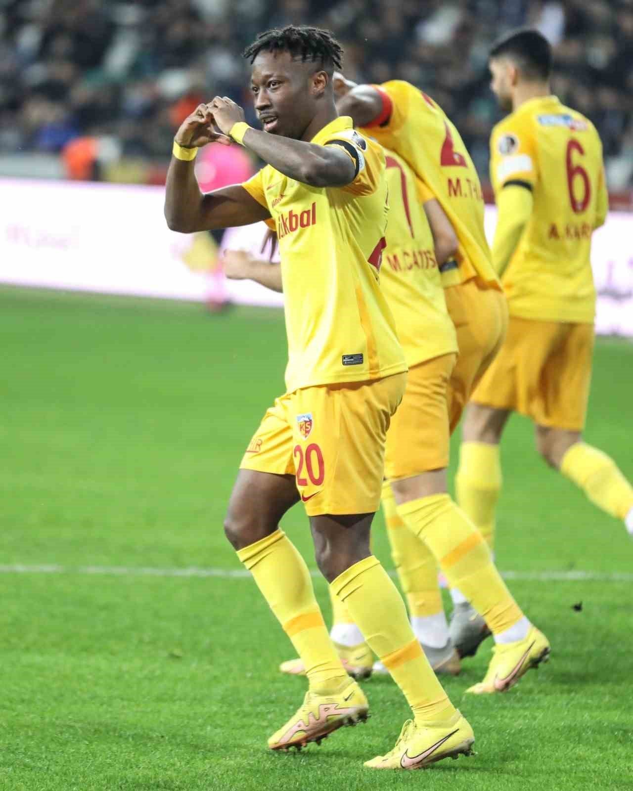 Carlos Mane 2’inci golünü attı