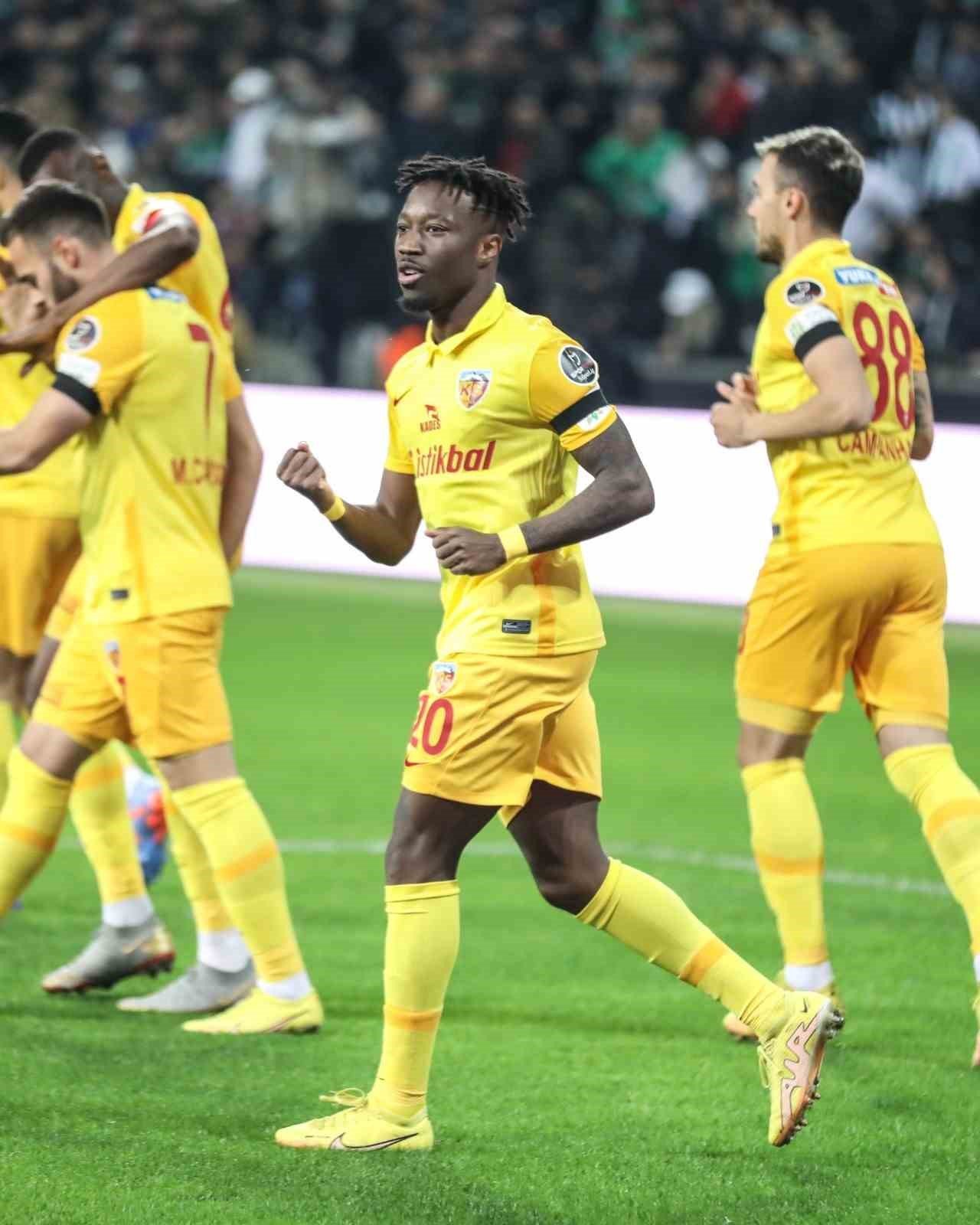 Carlos Mane 2’inci golünü attı