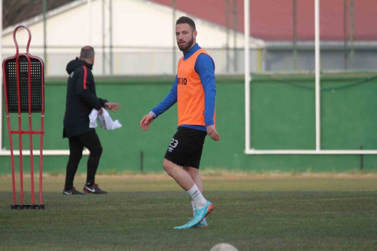 Genç futbolcu, Taner Savut’u anlatırken gözyaşlarına hakim olamadı