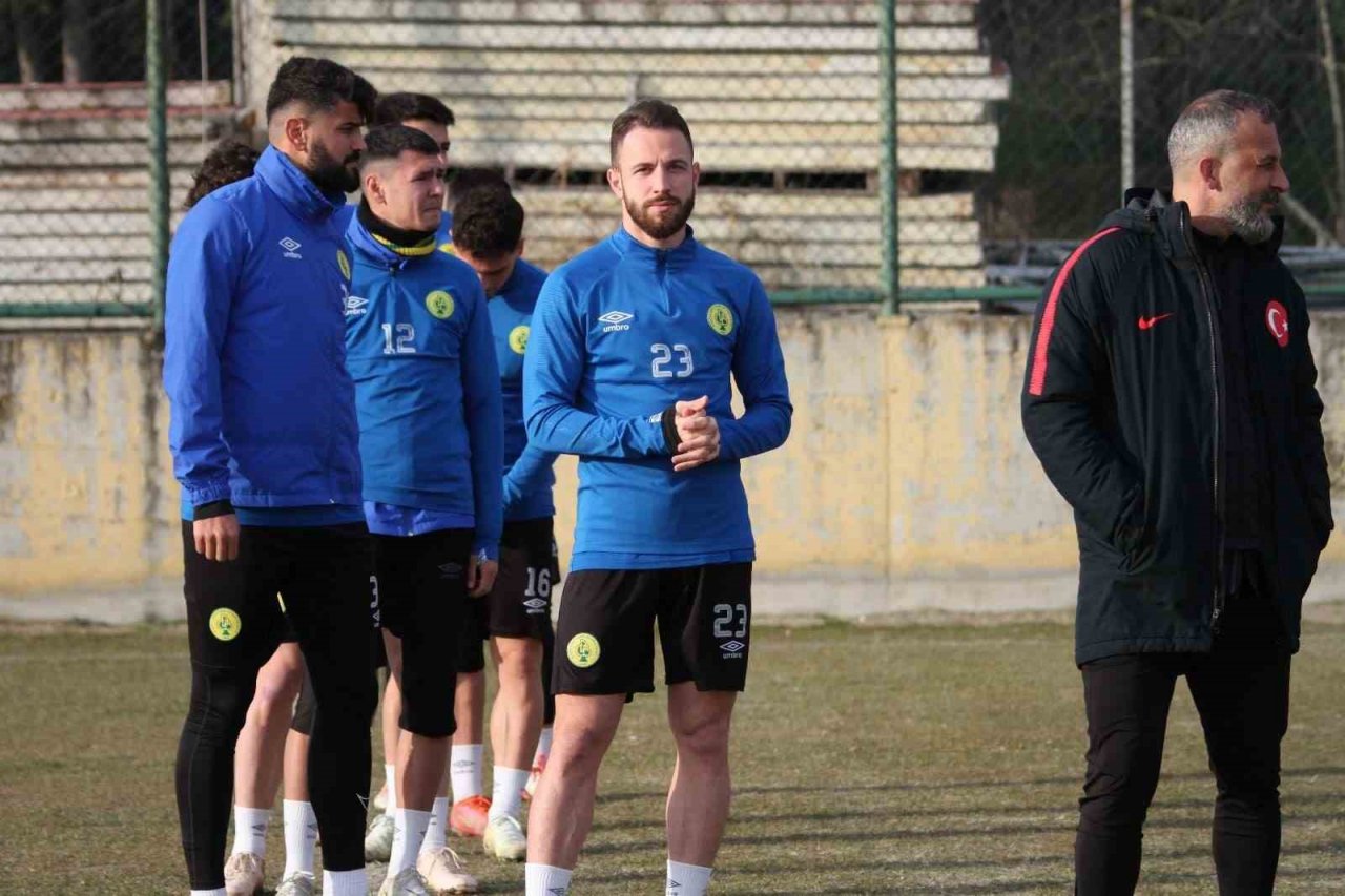 Genç futbolcu, Taner Savut’u anlatırken gözyaşlarına hakim olamadı