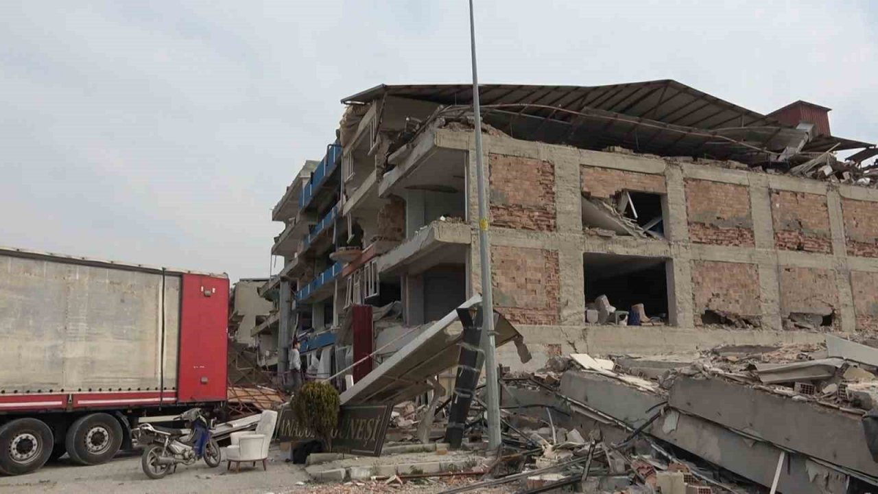 Hatay’da yıkılmak üzere olan 4 katlı binadan eşya taşıma anları kamerada