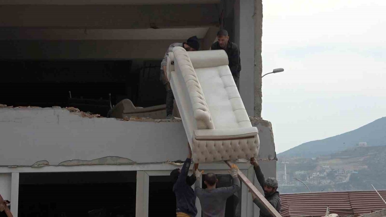 Hatay’da yıkılmak üzere olan 4 katlı binadan eşya taşıma anları kamerada