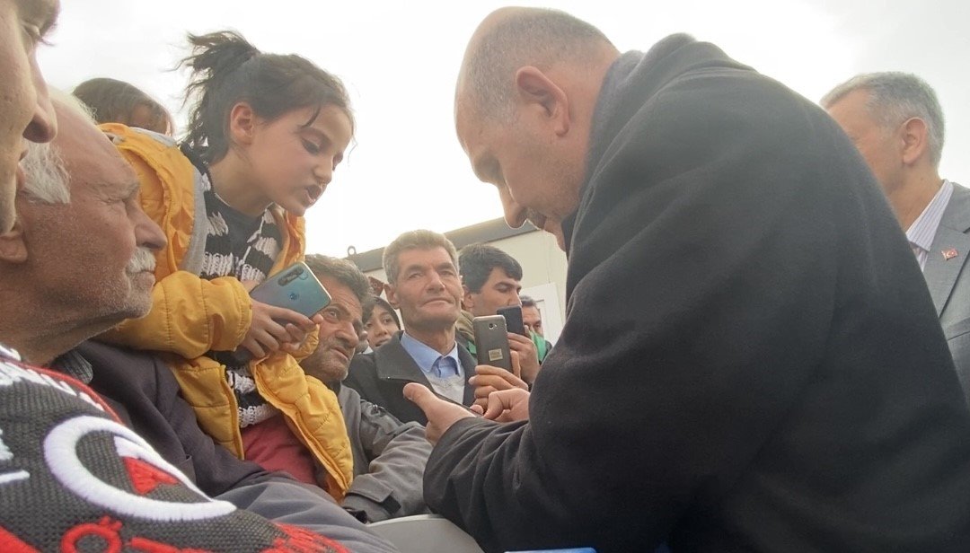 Deprem bölgesindeki çocuk bağışladığı kumbarasını Bakan Soylu’ya teslim etti