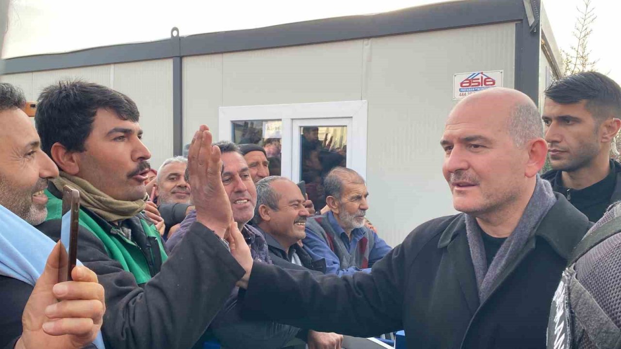 Deprem bölgesindeki çocuk bağışladığı kumbarasını Bakan Soylu’ya teslim etti