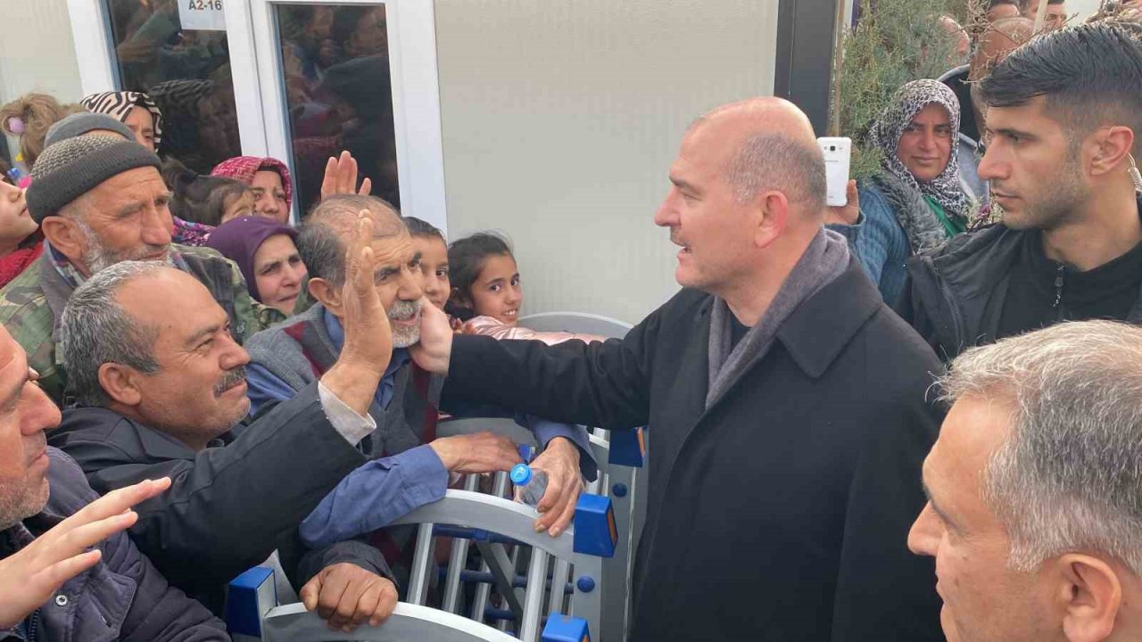 Deprem bölgesindeki çocuk bağışladığı kumbarasını Bakan Soylu’ya teslim etti