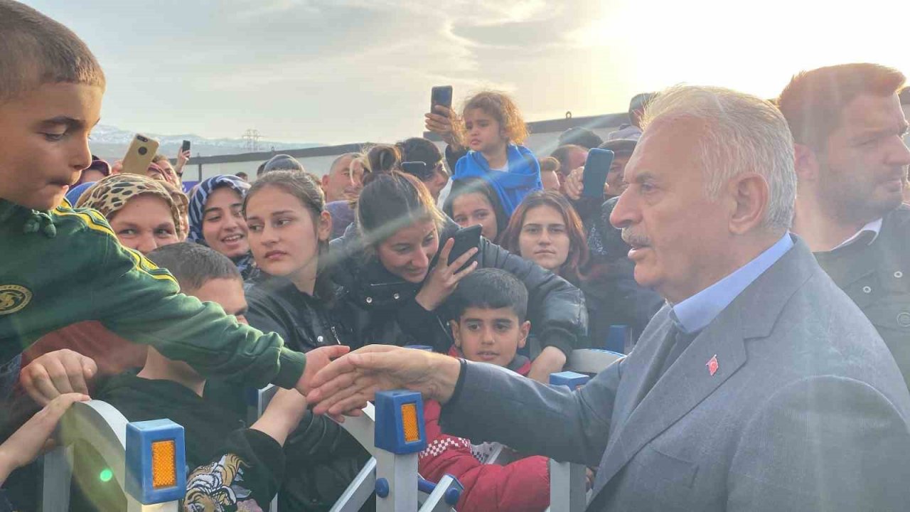 Deprem bölgesindeki çocuk bağışladığı kumbarasını Bakan Soylu’ya teslim etti