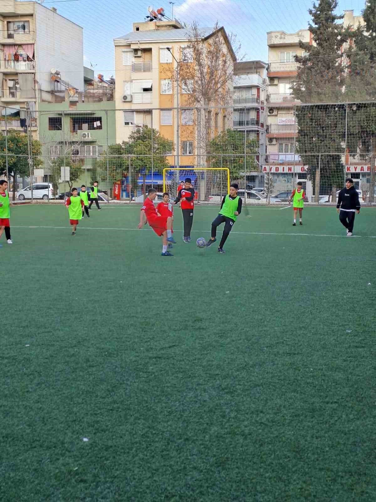 Depremzede çocuklar, halı saha turnuvasında moral buldu