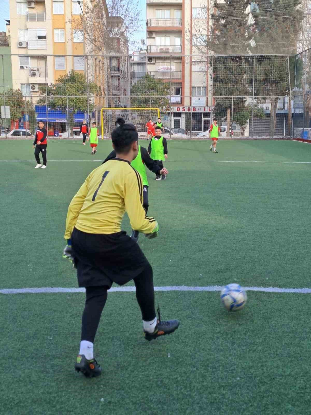 Depremzede çocuklar, halı saha turnuvasında moral buldu